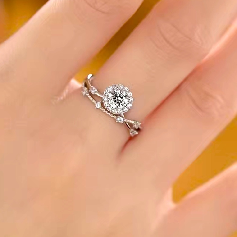 Gorgeous 1CT Sterling Silver Moissanite Ring - Picture 2 of 6